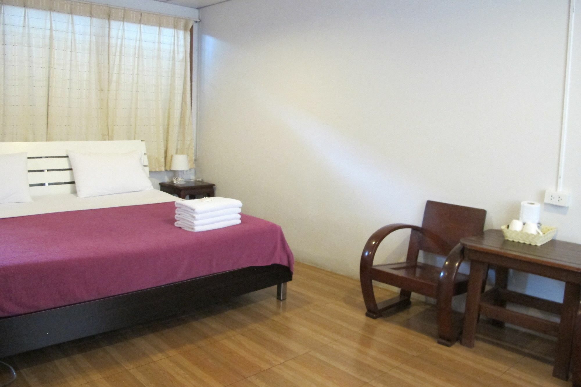 Samchai Hotel Сирача Экстерьер фото