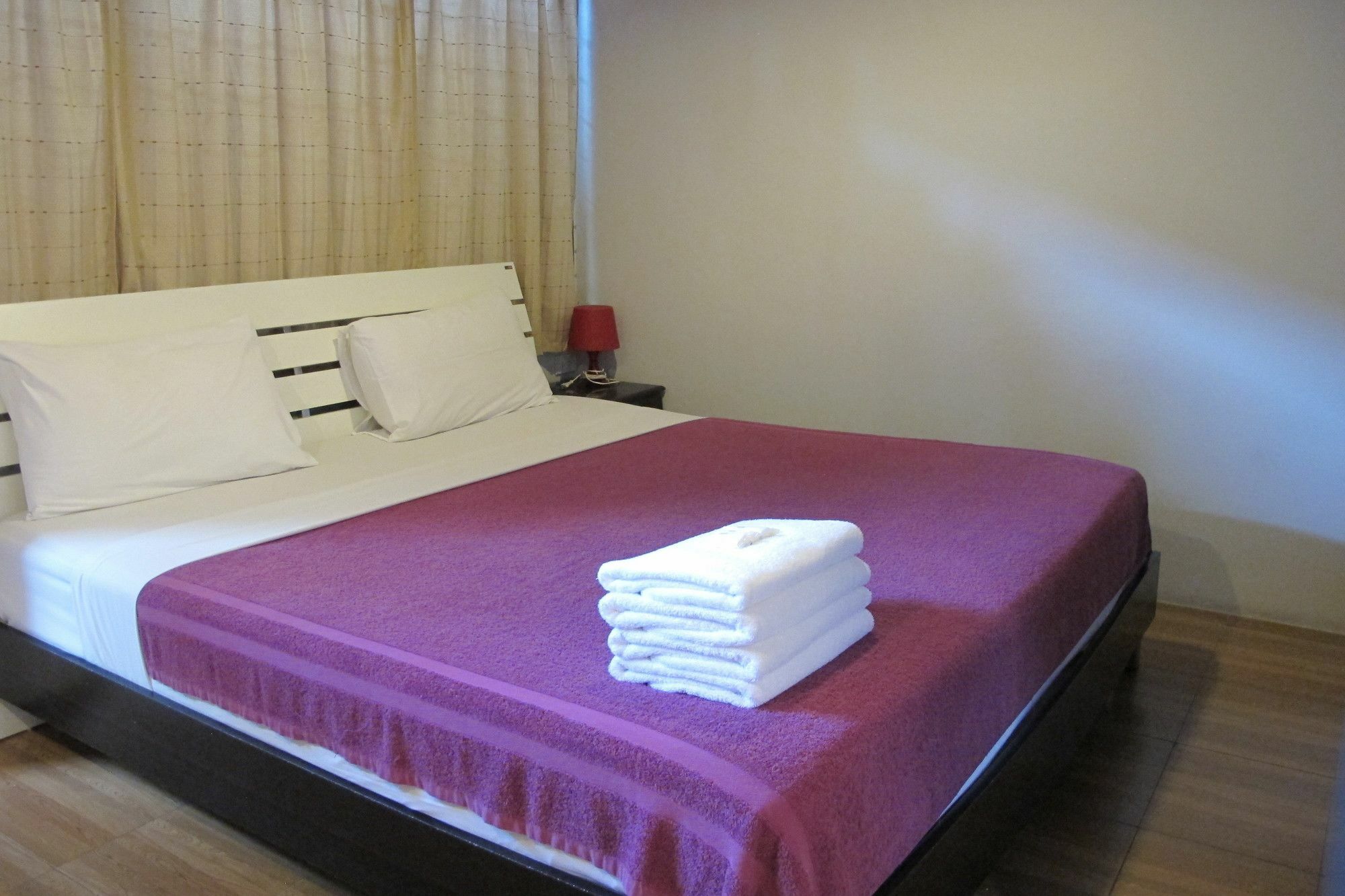 Samchai Hotel Сирача Экстерьер фото