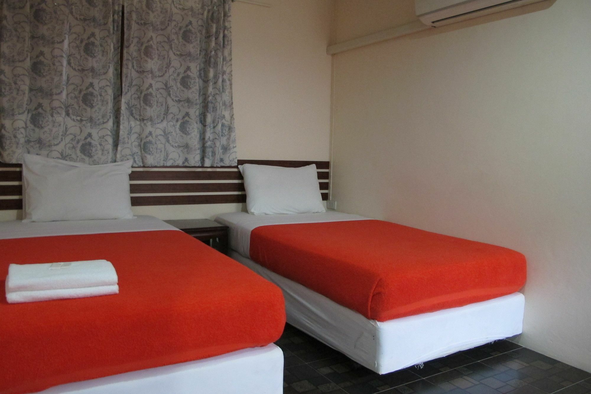 Samchai Hotel Сирача Экстерьер фото